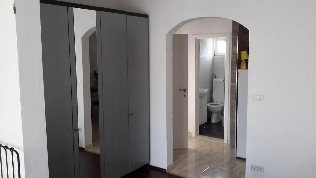 Apartments Mrdan Seget Vranjica